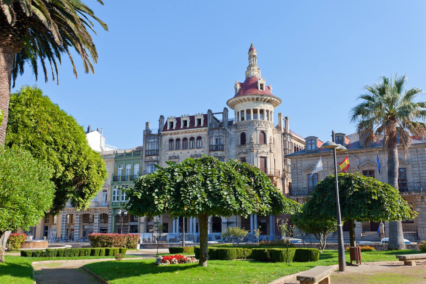 Ribadeo, Galicia . (3860 búsquedas/mes) Entre los límites fronterizos de Galicia y Asturias, se encuentra un pueblecito que lleva el mismo nombre de la ría en la que se emplaza, Ribadeo. Un pueblo de gran interés turístico gracias a su casco histórico, con su centro neurálgico en la Plaza de España. Además, según Holidú, no te puedes perder: la playa de As Catadrais y el primer hotel faro de España.