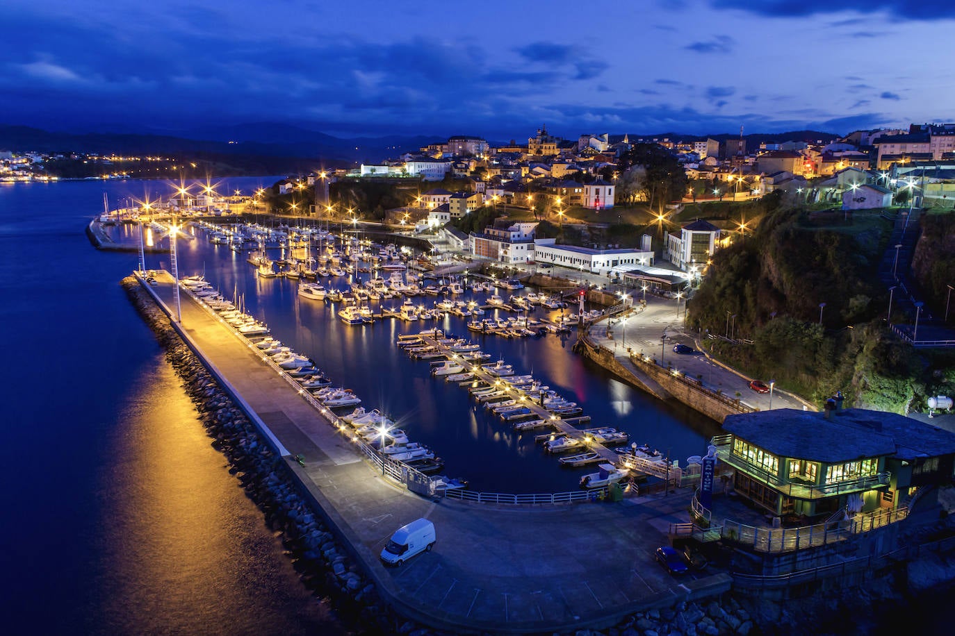 Ribadeo, Galicia . (3860 búsquedas/mes) Entre los límites fronterizos de Galicia y Asturias, se encuentra un pueblecito que lleva el mismo nombre de la ría en la que se emplaza, Ribadeo. Un pueblo de gran interés turístico gracias a su casco histórico, con su centro neurálgico en la Plaza de España. Además, según Holidú, no te puedes perder: la playa de As Catadrais y el primer hotel faro de España.