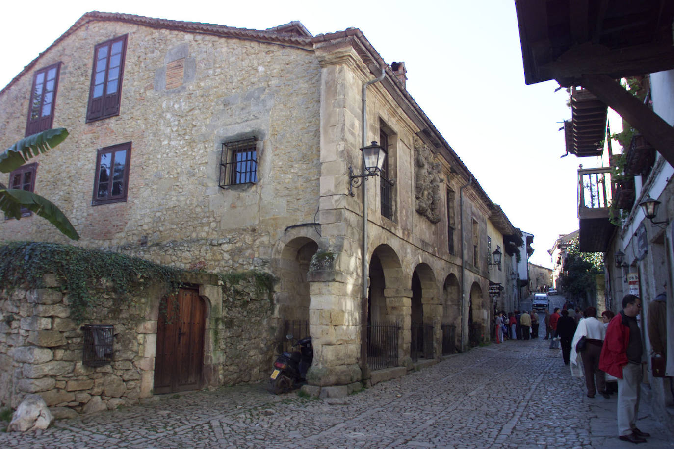 Santillana del Mar, Cantabria . (3920 búsquedas/mes) En la sexta posición del ranking se encuentra este municipio que ofrece un legado histórico y un paraje natural inigualable, siendo este uno de los pueblos medievales más bonitos y ricos culturalmente de Cantabria. Lo que no te puedes perder, según Holidú: Las Cuevas de Altamira, Colegiata de Santa Juliana y el casco histórico.