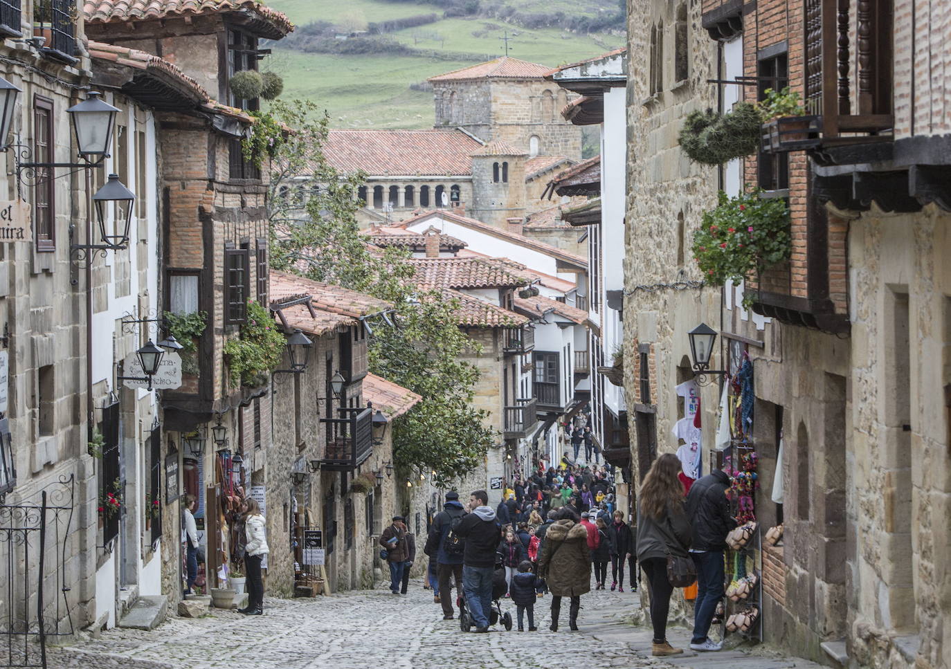 Santillana del Mar, Cantabria . (3920 búsquedas/mes) En la sexta posición del ranking se encuentra este municipio que ofrece un legado histórico y un paraje natural inigualable, siendo este uno de los pueblos medievales más bonitos y ricos culturalmente de Cantabria. Lo que no te puedes perder, según Holidú: Las Cuevas de Altamira, Colegiata de Santa Juliana y el casco histórico.