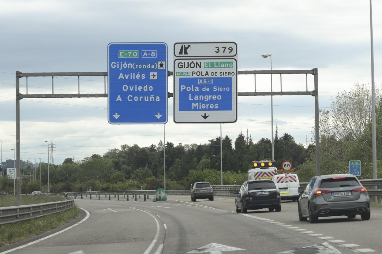 Varios vehículos que circulan por la autovía del Cantábrico toman un desvío a la altura de Gijón. 