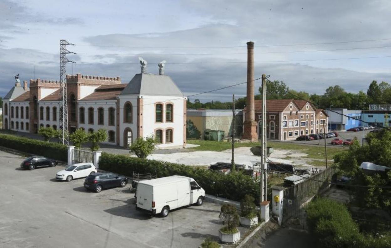 La parcela del Águila Negra, en Colloto, lleva dos años sin poder comercializarse. 