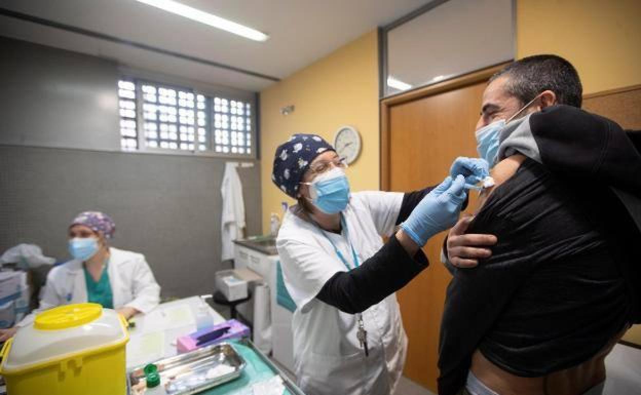 Una sanitaria procede a inyectar una dosis de vacuna contra la covid.