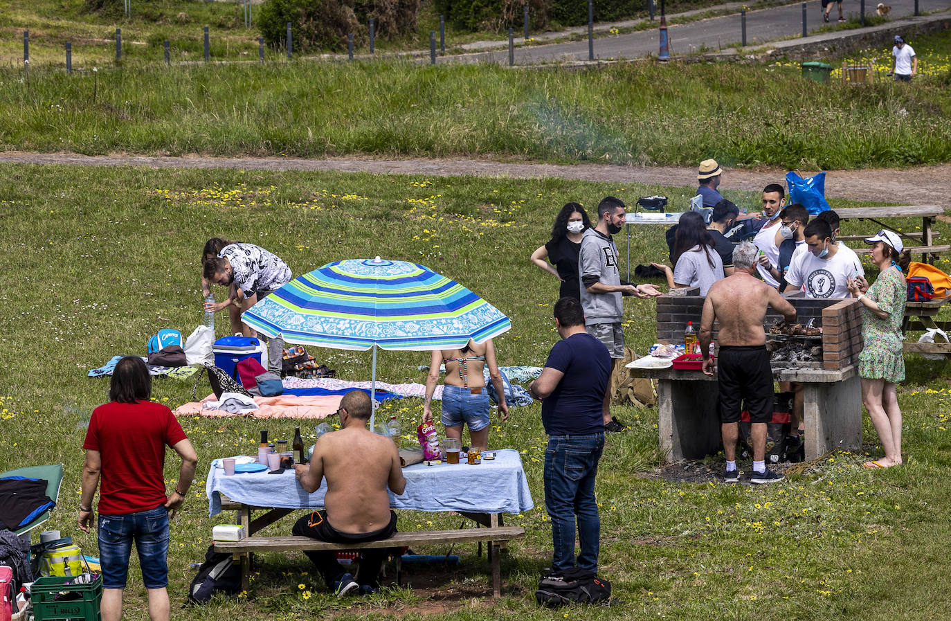El buen tiempo animó este sábado a los asturianos a disfrutar de las playas, las terrazas y el paseo. Las temperaturas superaron los 20 grados y el sol estuvo presente durante toda la jornada en el último día del estado de alarma.