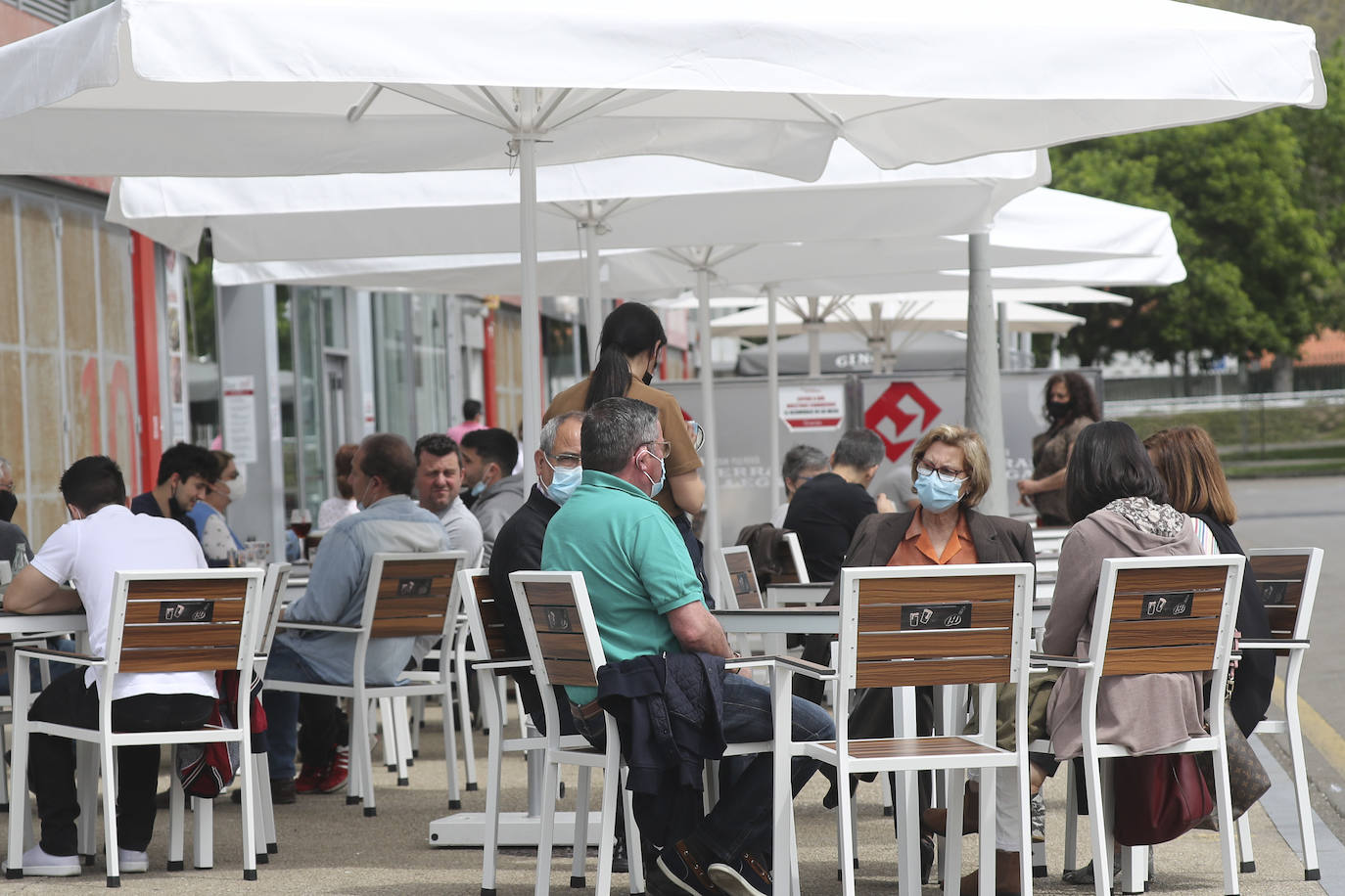 El buen tiempo animó este sábado a los asturianos a disfrutar de las playas, las terrazas y el paseo. Las temperaturas superaron los 20 grados y el sol estuvo presente durante toda la jornada en el último día del estado de alarma.