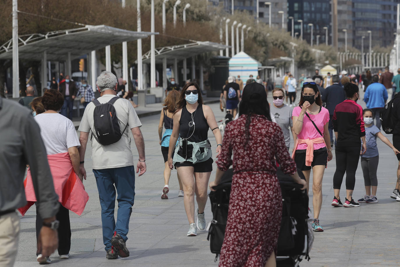 El buen tiempo animó este sábado a los asturianos a disfrutar de las playas, las terrazas y el paseo. Las temperaturas superaron los 20 grados y el sol estuvo presente durante toda la jornada en el último día del estado de alarma.