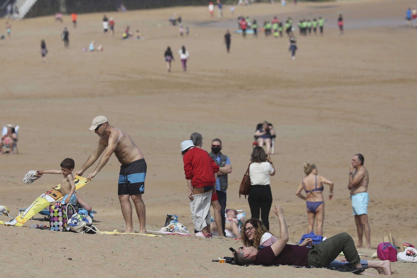El buen tiempo animó este sábado a los asturianos a disfrutar de las playas, las terrazas y el paseo. Las temperaturas superaron los 20 grados y el sol estuvo presente durante toda la jornada en el último día del estado de alarma.