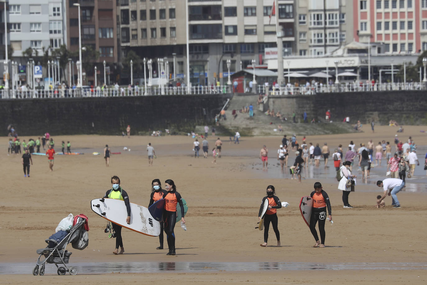 El buen tiempo animó este sábado a los asturianos a disfrutar de las playas, las terrazas y el paseo. Las temperaturas superaron los 20 grados y el sol estuvo presente durante toda la jornada en el último día del estado de alarma.