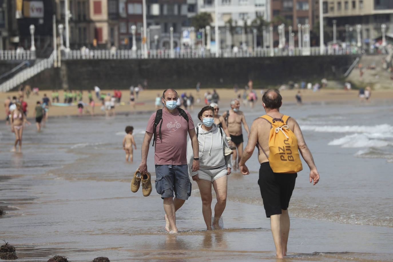 El buen tiempo animó este sábado a los asturianos a disfrutar de las playas, las terrazas y el paseo. Las temperaturas superaron los 20 grados y el sol estuvo presente durante toda la jornada en el último día del estado de alarma.