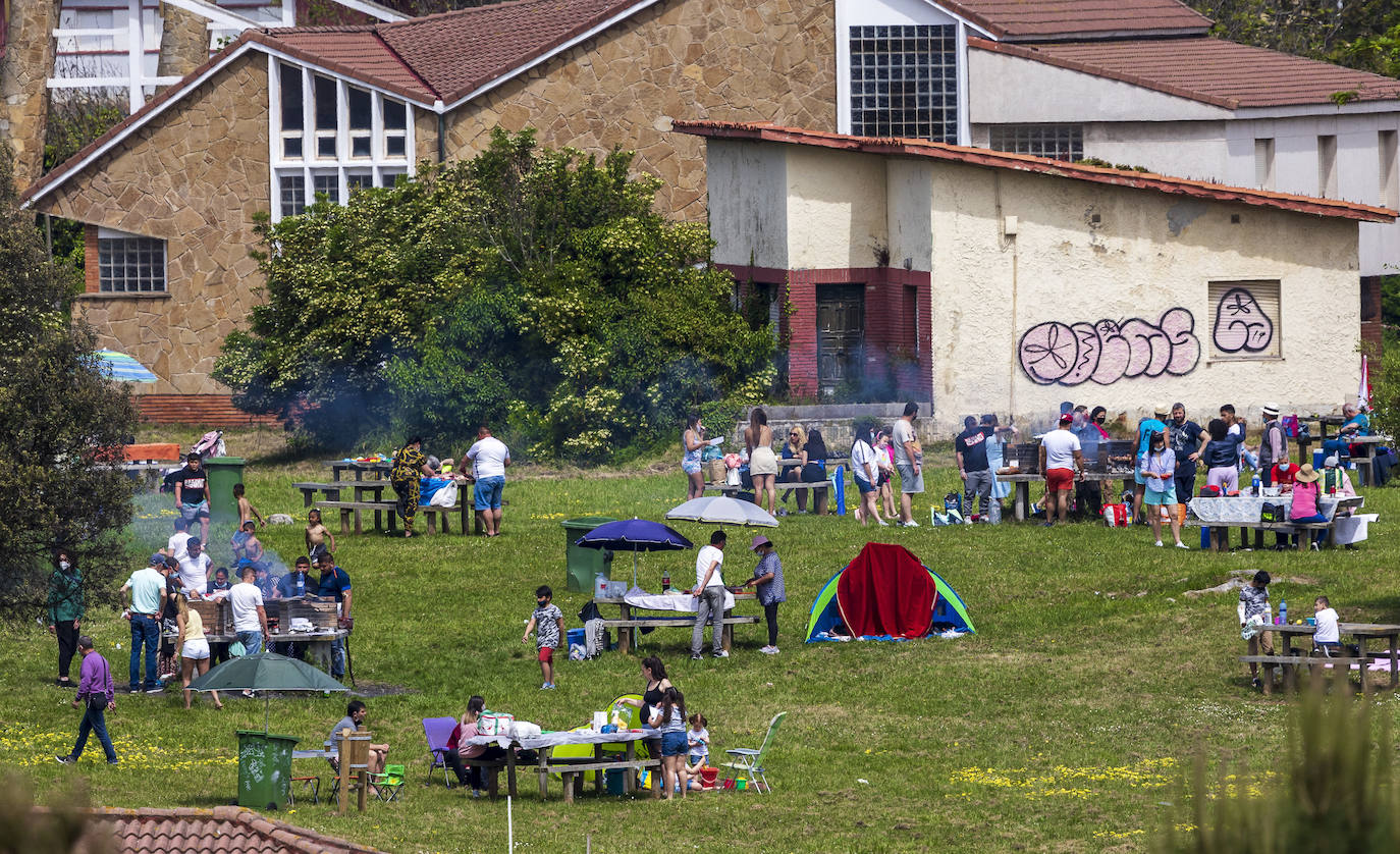 El buen tiempo animó este sábado a los asturianos a disfrutar de las playas, las terrazas y el paseo. Las temperaturas superaron los 20 grados y el sol estuvo presente durante toda la jornada en el último día del estado de alarma.