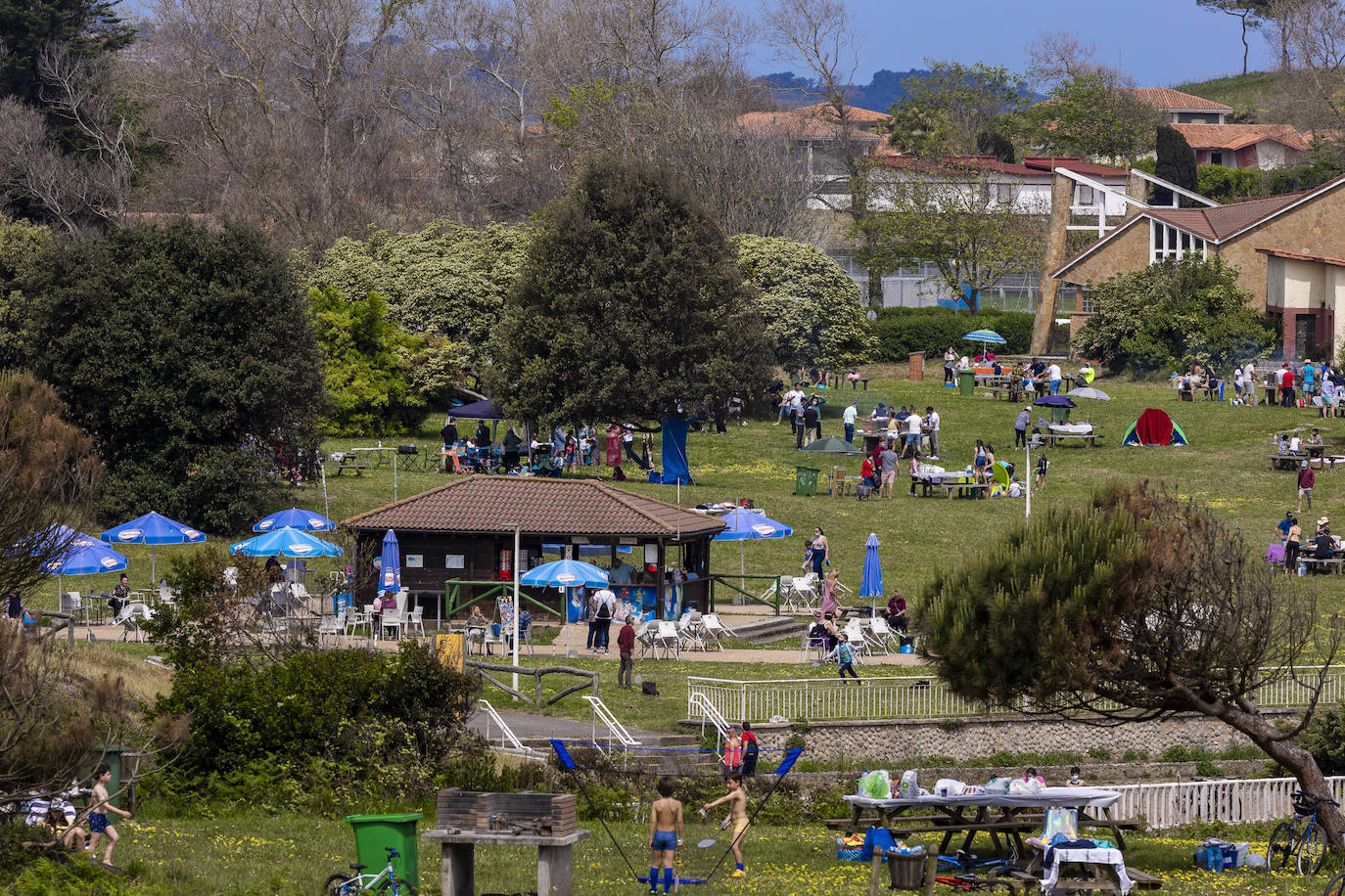 El buen tiempo animó este sábado a los asturianos a disfrutar de las playas, las terrazas y el paseo. Las temperaturas superaron los 20 grados y el sol estuvo presente durante toda la jornada en el último día del estado de alarma.