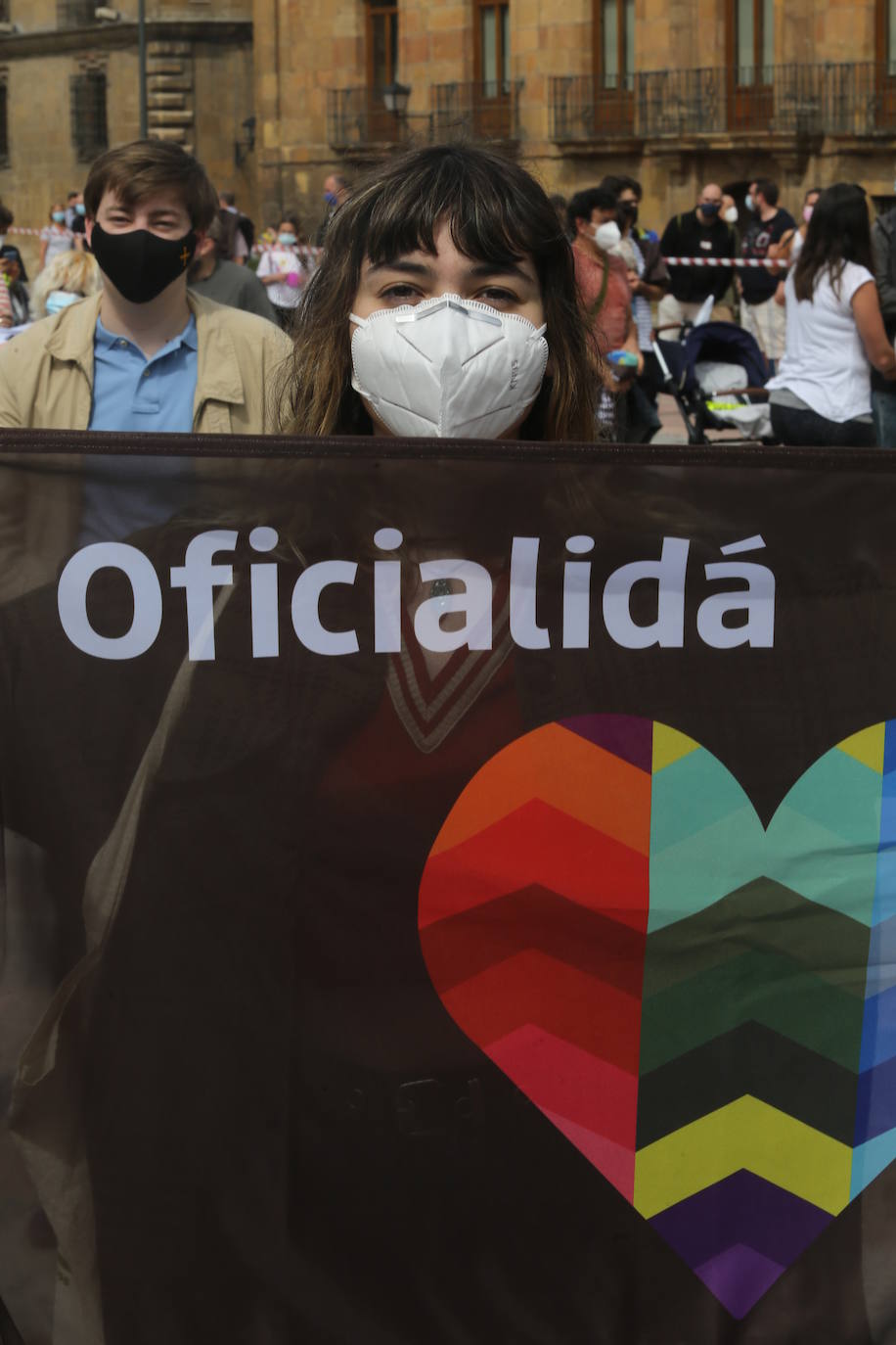 La tradicional manifestación de la Xunta pola Defensa de la Llingua en el Día de les Lletres se sustituyó este sábado por un mosaico de banderas en la plaza de la Catedral con la palabra 'oficialidá'.