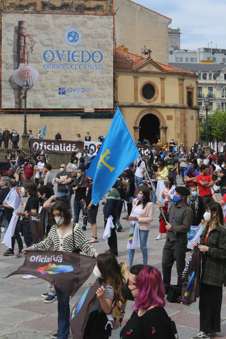 La tradicional manifestación de la Xunta pola Defensa de la Llingua en el Día de les Lletres se sustituyó este sábado por un mosaico de banderas en la plaza de la Catedral con la palabra 'oficialidá'.