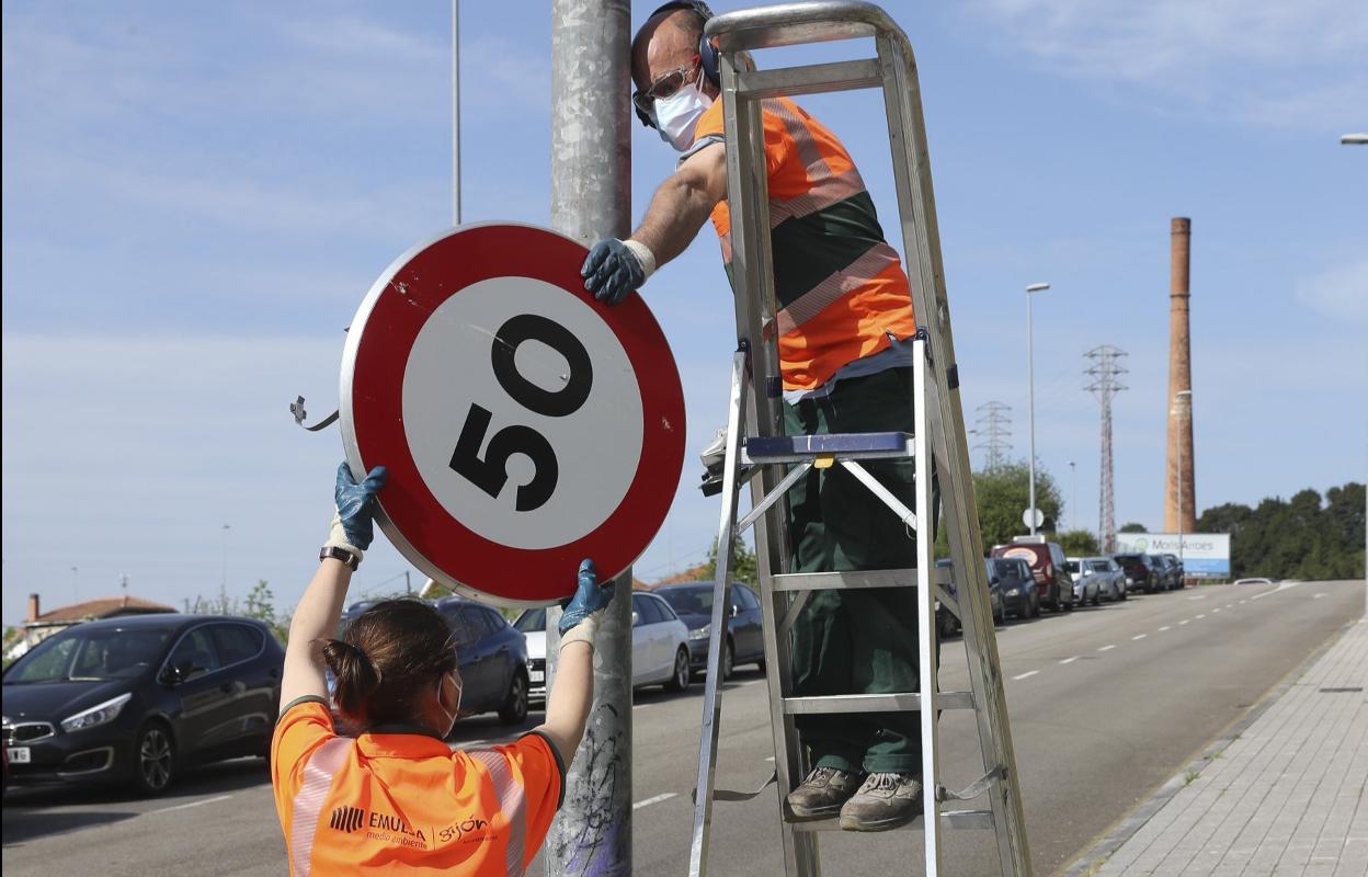 Retirada de una señal de 50 en la calle Gloria Fuertes, que pasará a estar limitada a 30. 