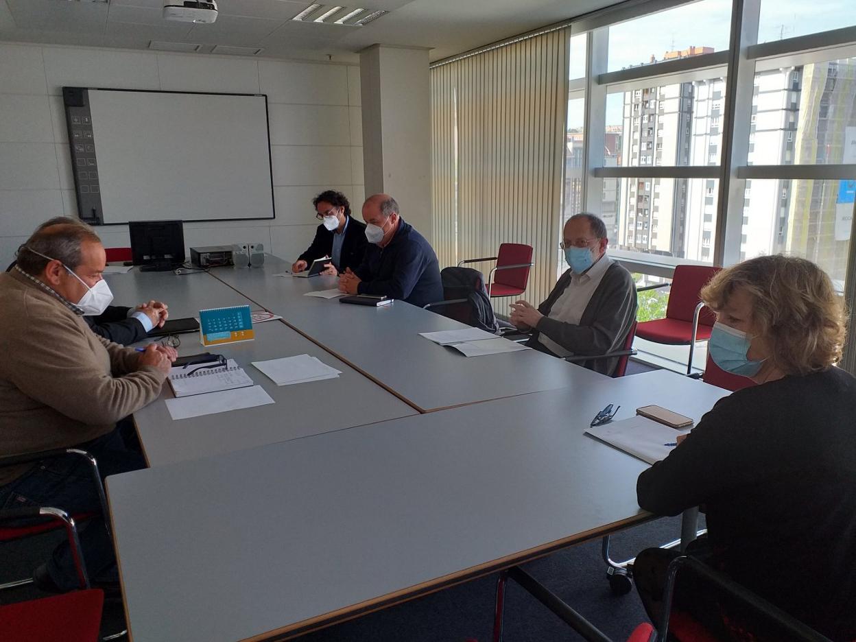 Un momento de la reunión de ayer en la Consejería de Salud. 