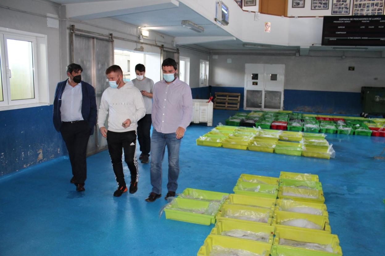 Francisco González, Jesús Manuel Iglesias y Óscar Pérez, durante la visita a las instalaciones del puerto. 