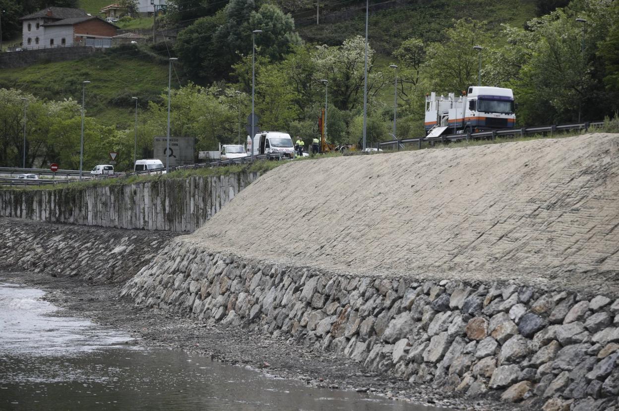 La escollera construida junto al corredor. 