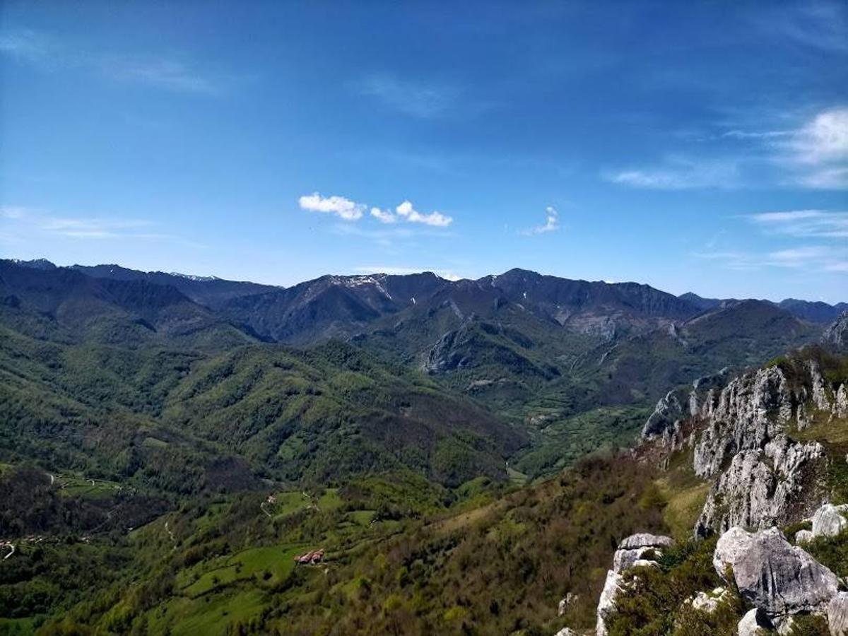 Vistas desde  el Porrón de Peña Blanca  (Caso).