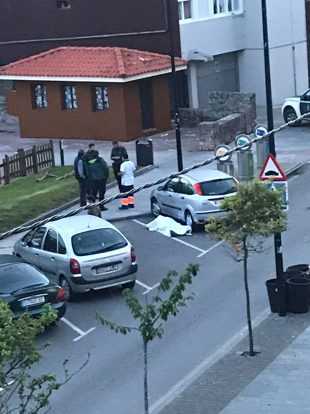 Fallece un hombre en plena calle en Llanes