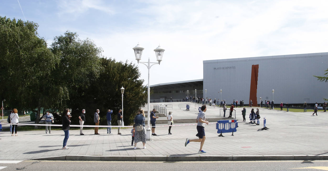 Gijón ha comenzado a vacunar contra la covid a la población de 59 años a un ritmo de 2.000 citados diarios. La primera jornada en el Palacio de Deportes se vio sobresaltada cuando una persona tuvo que ser atendida al sentirse indispuesta mientras esperaba para recibir la dosis.