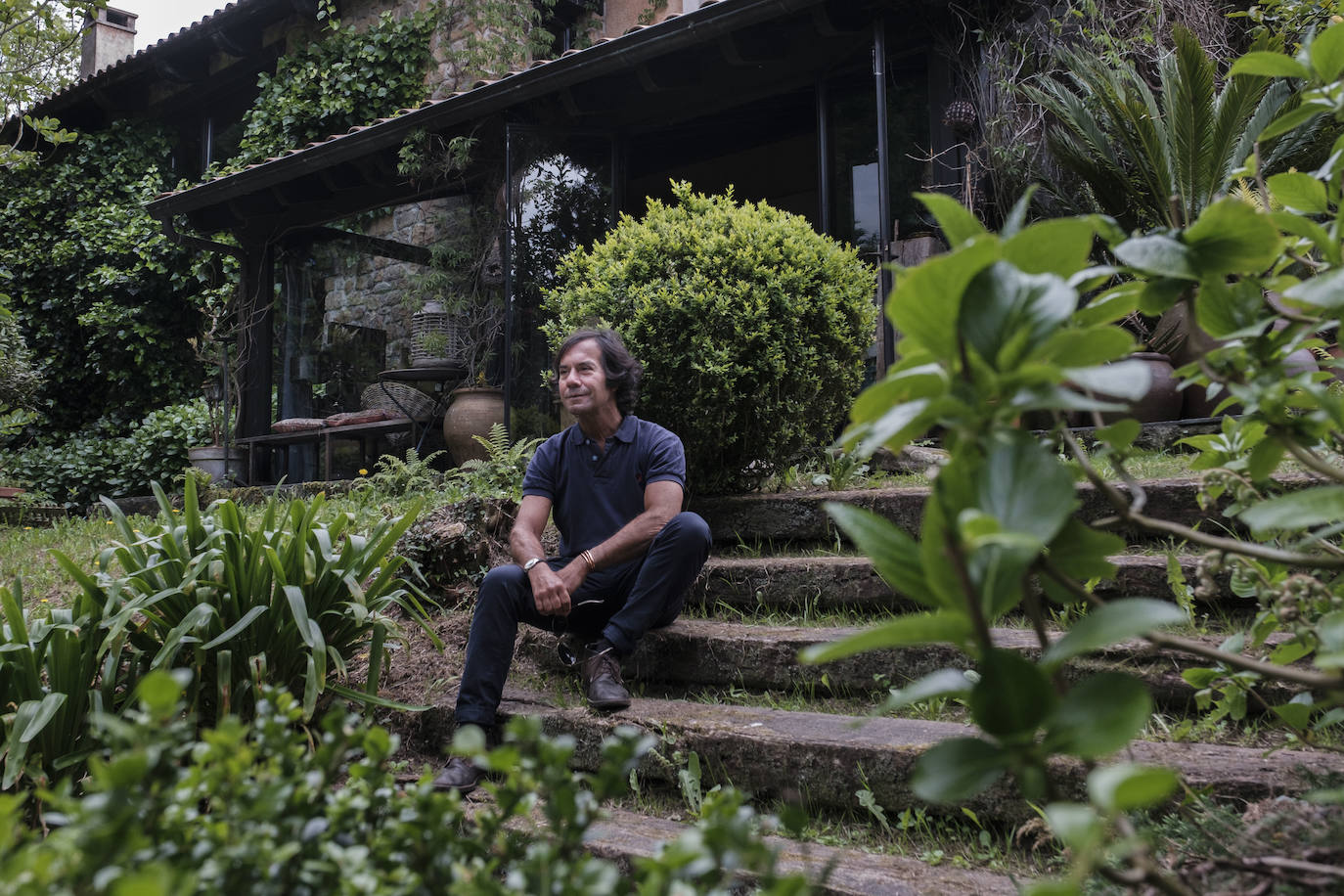 Simbiosis. La naturaleza asturiana en todo su esplendor y una cuidada decoración que combina varios estilos se fusionan en esta vivienda ubicada en un valle del concejo de Villaviciosa