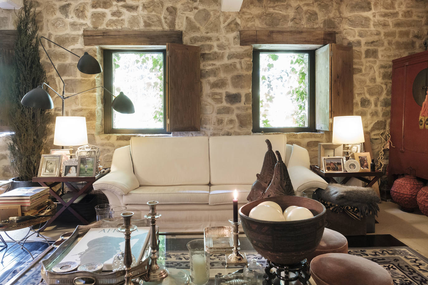 Simbiosis. La naturaleza asturiana en todo su esplendor y una cuidada decoración que combina varios estilos se fusionan en esta vivienda ubicada en un valle del concejo de Villaviciosa