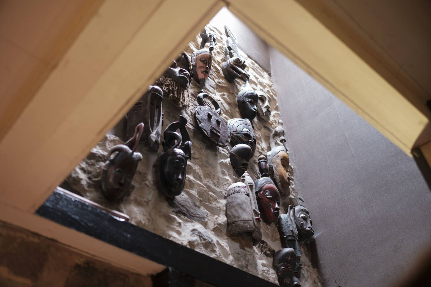 Simbiosis. La naturaleza asturiana en todo su esplendor y una cuidada decoración que combina varios estilos se fusionan en esta vivienda ubicada en un valle del concejo de Villaviciosa