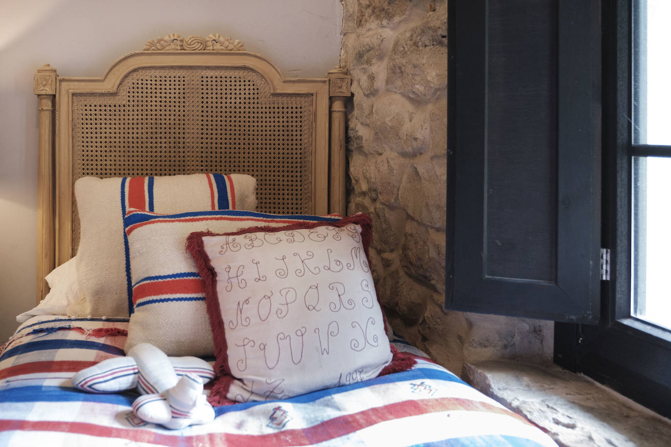 Simbiosis. La naturaleza asturiana en todo su esplendor y una cuidada decoración que combina varios estilos se fusionan en esta vivienda ubicada en un valle del concejo de Villaviciosa