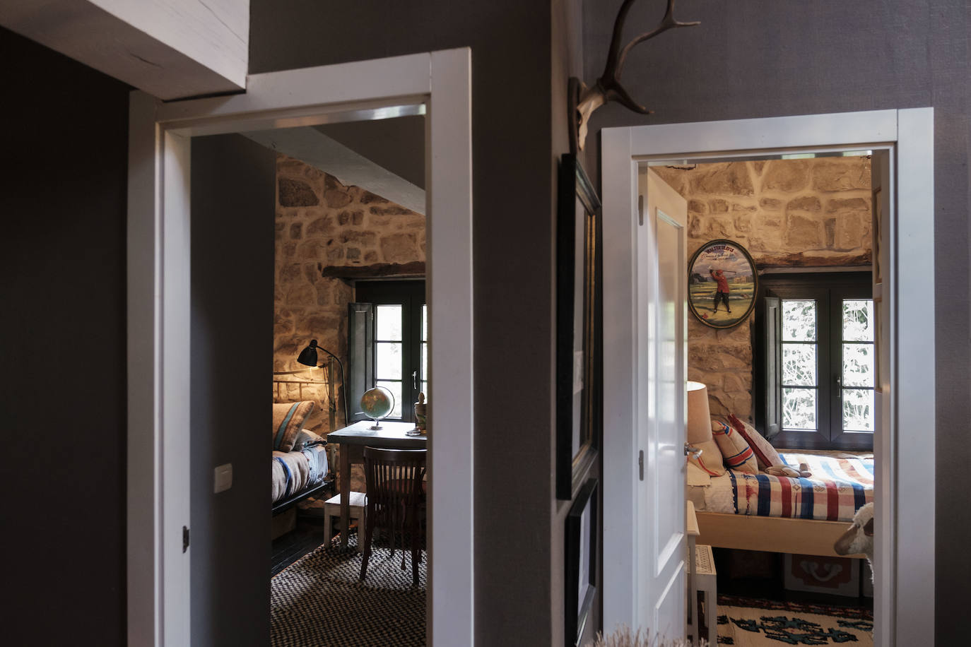 Simbiosis. La naturaleza asturiana en todo su esplendor y una cuidada decoración que combina varios estilos se fusionan en esta vivienda ubicada en un valle del concejo de Villaviciosa