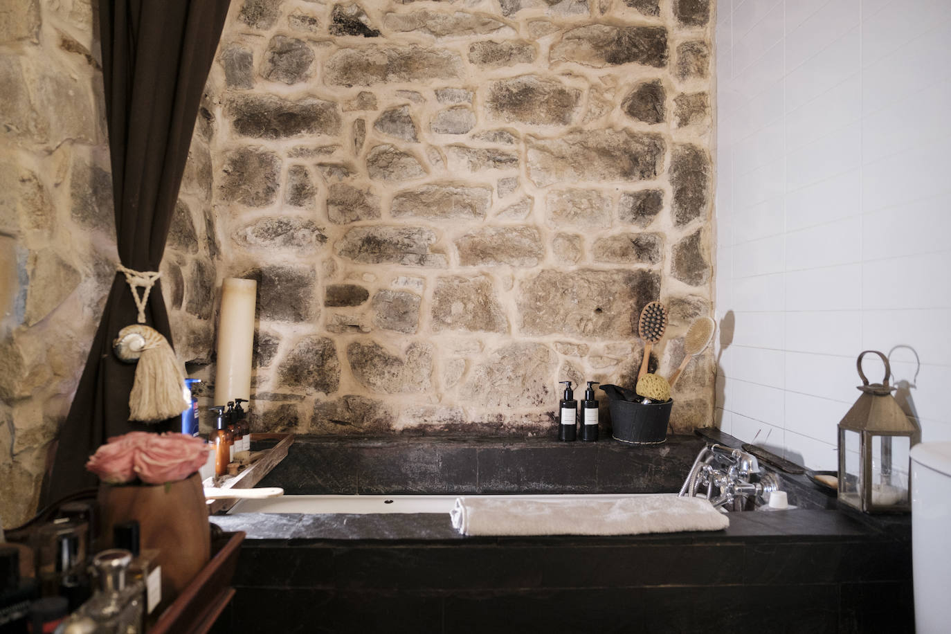 Simbiosis. La naturaleza asturiana en todo su esplendor y una cuidada decoración que combina varios estilos se fusionan en esta vivienda ubicada en un valle del concejo de Villaviciosa