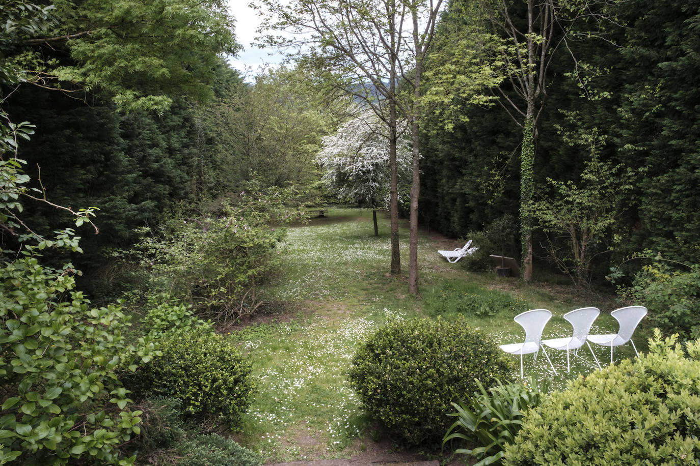 Simbiosis. La naturaleza asturiana en todo su esplendor y una cuidada decoración que combina varios estilos se fusionan en esta vivienda ubicada en un valle del concejo de Villaviciosa