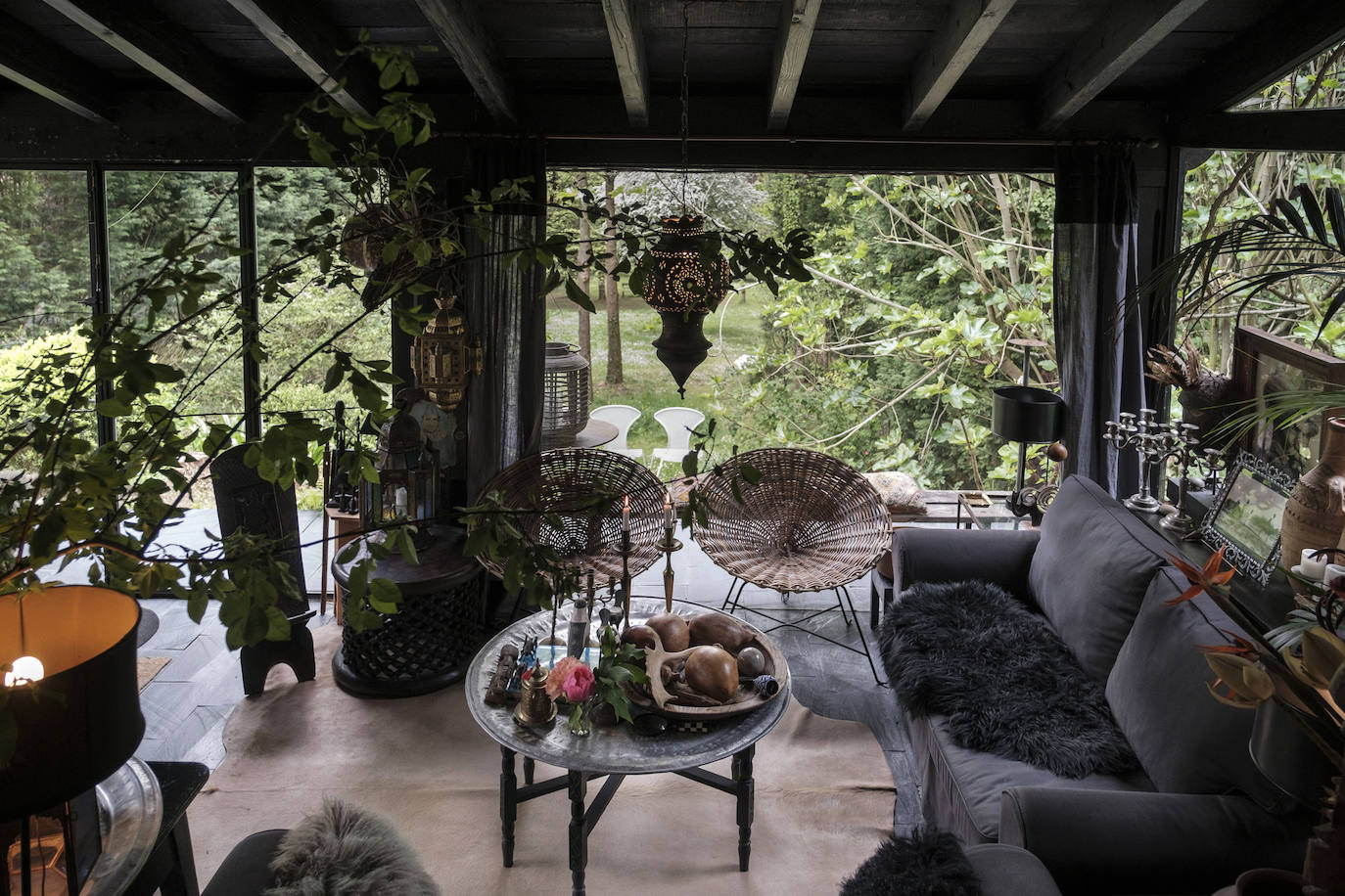 Simbiosis. La naturaleza asturiana en todo su esplendor y una cuidada decoración que combina varios estilos se fusionan en esta vivienda ubicada en un valle del concejo de Villaviciosa
