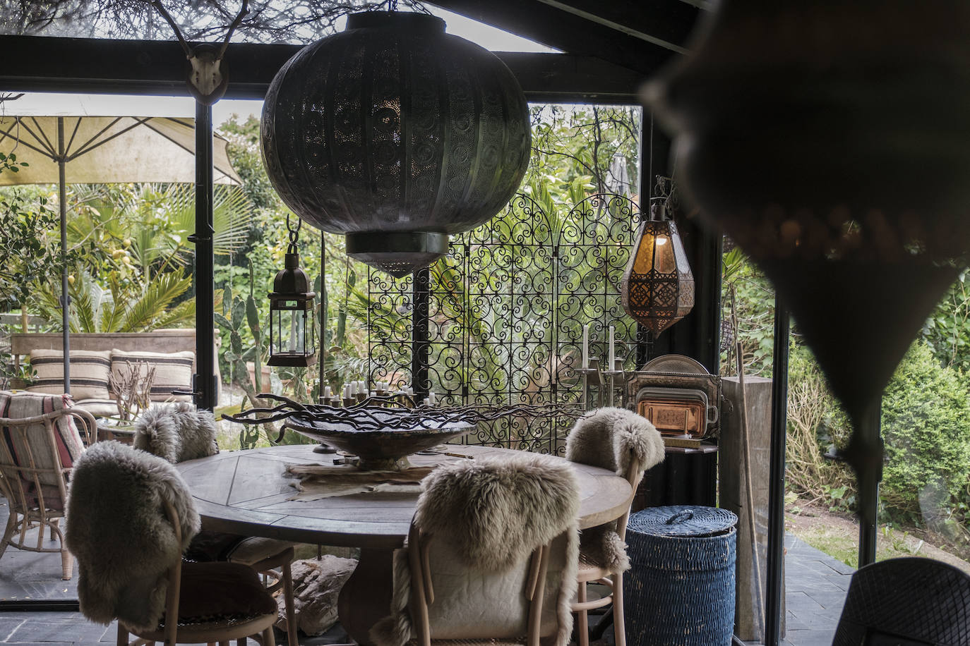 Simbiosis. La naturaleza asturiana en todo su esplendor y una cuidada decoración que combina varios estilos se fusionan en esta vivienda ubicada en un valle del concejo de Villaviciosa