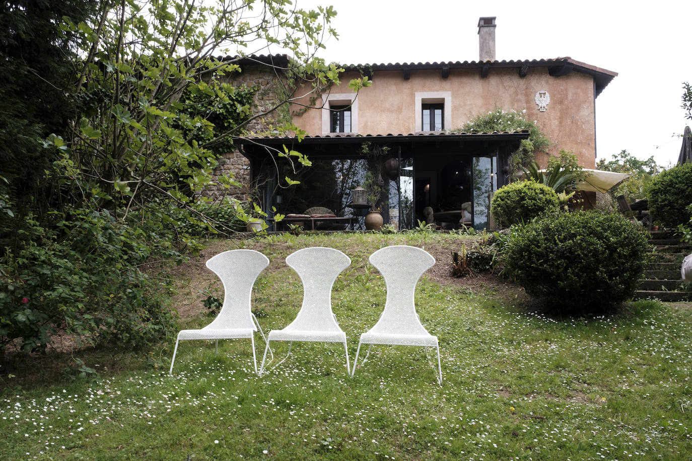 Simbiosis. La naturaleza asturiana en todo su esplendor y una cuidada decoración que combina varios estilos se fusionan en esta vivienda ubicada en un valle del concejo de Villaviciosa