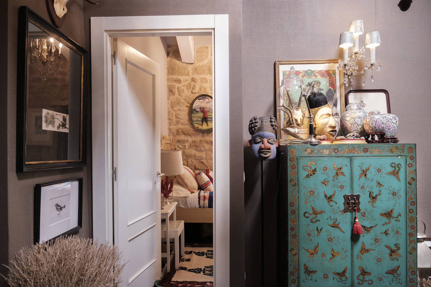 Simbiosis. La naturaleza asturiana en todo su esplendor y una cuidada decoración que combina varios estilos se fusionan en esta vivienda ubicada en un valle del concejo de Villaviciosa