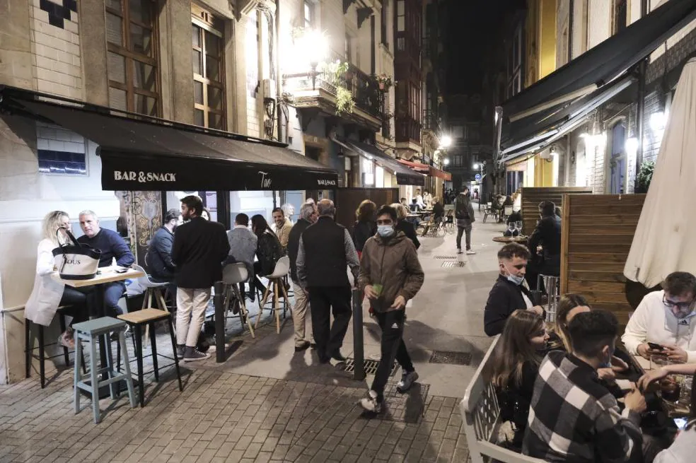 En la Ruta de los Vinos el ambiente fue relajado durante toda la noche. En el vídeo: Asturias suaviza sus medidas restrictivas de cara al fin del estado de alarma. En el vídeo: Asturias suaviza sus medidas restrictivas de cara al fin del estado de alarma