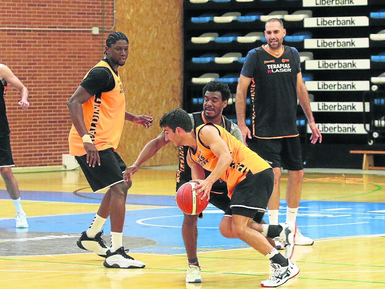 Alonso Meana bota el balón ante Micah Speight, bajo la mirada de Massine Fall y Óliver Arteaga. 