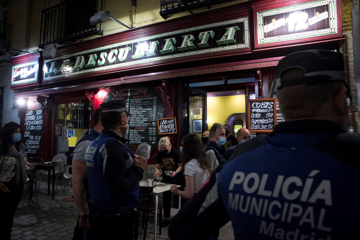 En Barcelona y Madrid muchos jóvenes no se han resistido a celebrar el fin de seis meses de estado de alarma y han salido a las calles como si se tratara de una típica Nochevieja. Las aglomeraciones y la falta de distancia han sido la tónica de estas 'fiestas'.