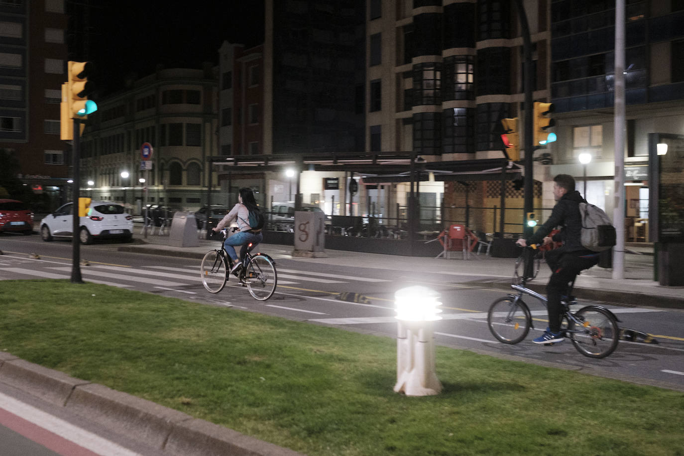 Algunos se animaron a disfrutar en la calle de la primera noche sin toque de queda, pero lo que se vivió en Asturias no tiene nada que ver con las celebraciones multitudinarias que se han dado en otros puntos de España. De hecho, se vieron muchas calles vacías en Gijón y Oviedo.