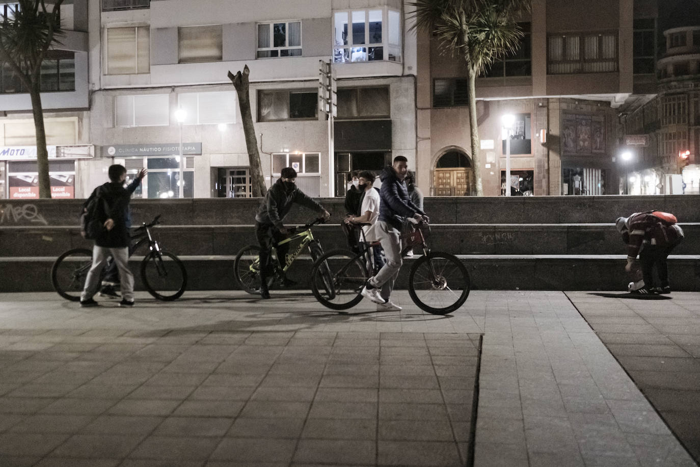 Algunos se animaron a disfrutar en la calle de la primera noche sin toque de queda, pero lo que se vivió en Asturias no tiene nada que ver con las celebraciones multitudinarias que se han dado en otros puntos de España. De hecho, se vieron muchas calles vacías en Gijón y Oviedo.