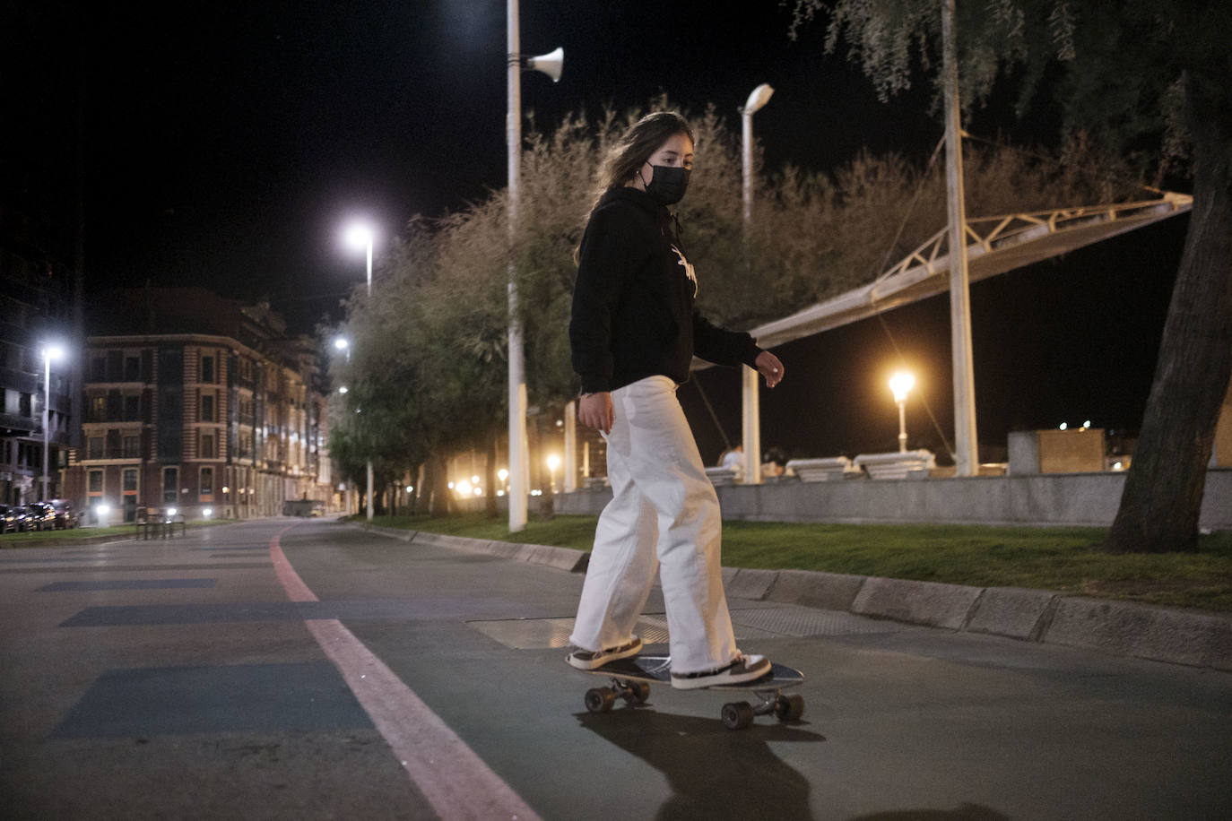 Algunos se animaron a disfrutar en la calle de la primera noche sin toque de queda, pero lo que se vivió en Asturias no tiene nada que ver con las celebraciones multitudinarias que se han dado en otros puntos de España. De hecho, se vieron muchas calles vacías en Gijón y Oviedo.