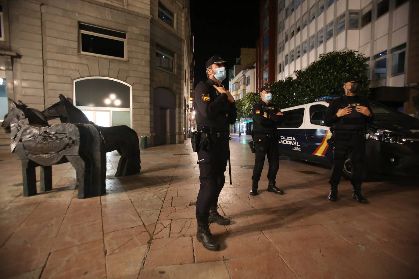 Vigilancia policial en Oviedo, anoche.