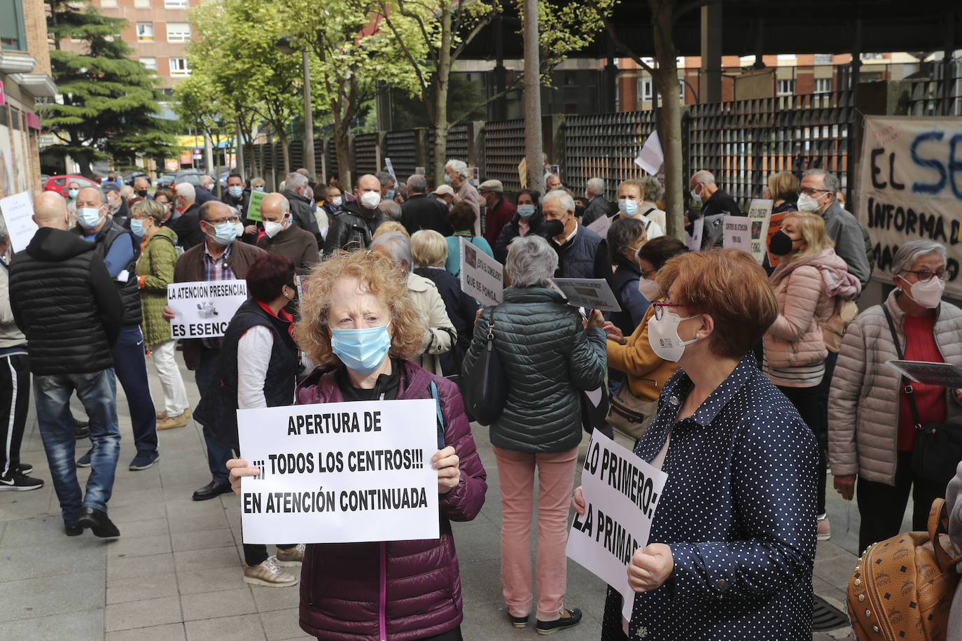 Continúan las movilizaciones programadas por la Federación de Asociaciones de Vecinosde Gijón en materia de recortes de sanidad. El colectivo solicita la vuelta a la atención presencial, la apertura de todos los centros de salud en horario de atención continuada y más personal e inversión en Atención Primaria. La concentración tuvo lugar en el edificio de Gerencia del Área V del Centro de Salud Severo Ochoa, donde presentaron un análisis de los resultados de la encuesta de valoración de los ciudadanos sobre las medidas socio económicas y de asistencia sanitaria durante la pandemia.