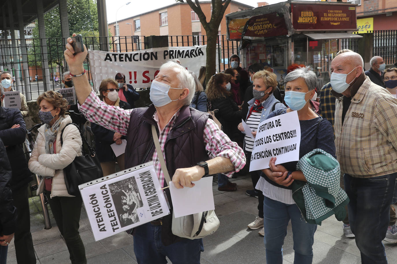 Continúan las movilizaciones programadas por la Federación de Asociaciones de Vecinosde Gijón en materia de recortes de sanidad. El colectivo solicita la vuelta a la atención presencial, la apertura de todos los centros de salud en horario de atención continuada y más personal e inversión en Atención Primaria. La concentración tuvo lugar en el edificio de Gerencia del Área V del Centro de Salud Severo Ochoa, donde presentaron un análisis de los resultados de la encuesta de valoración de los ciudadanos sobre las medidas socio económicas y de asistencia sanitaria durante la pandemia.