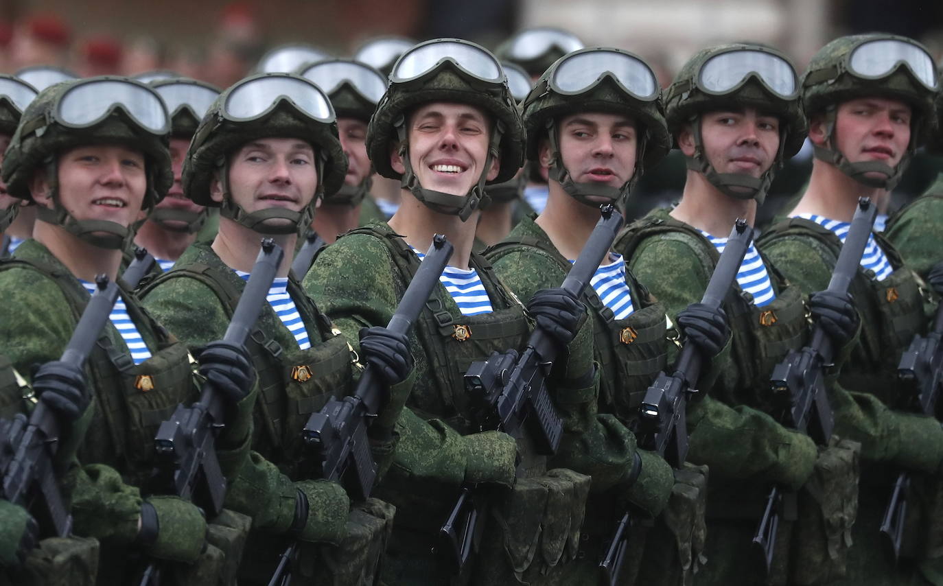 Rusia conmemora el Día de la Victoria contra la Alemania nazi con un desfile militar en la Plaza Roja de Moscú