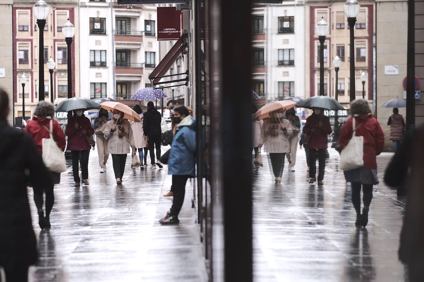 Las lluvias serán protagonistas durante toda esta semana en Asturias. La región ha vivido un lunes lluvioso, con cielos cubiertos que han dejado granizo en algunos puntos el interior. 