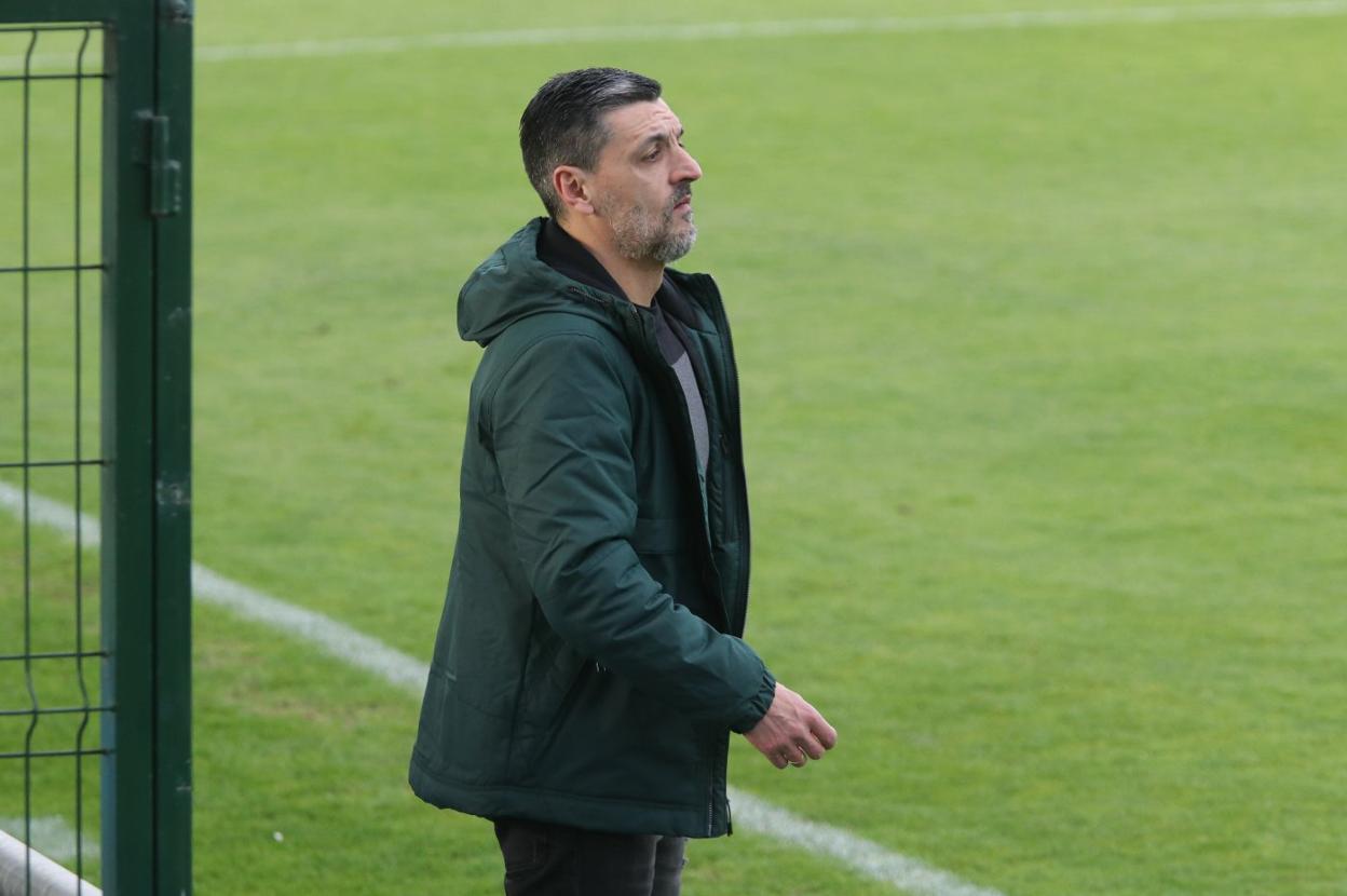 Clemente Sánchez. entrenador del Lealtad. 