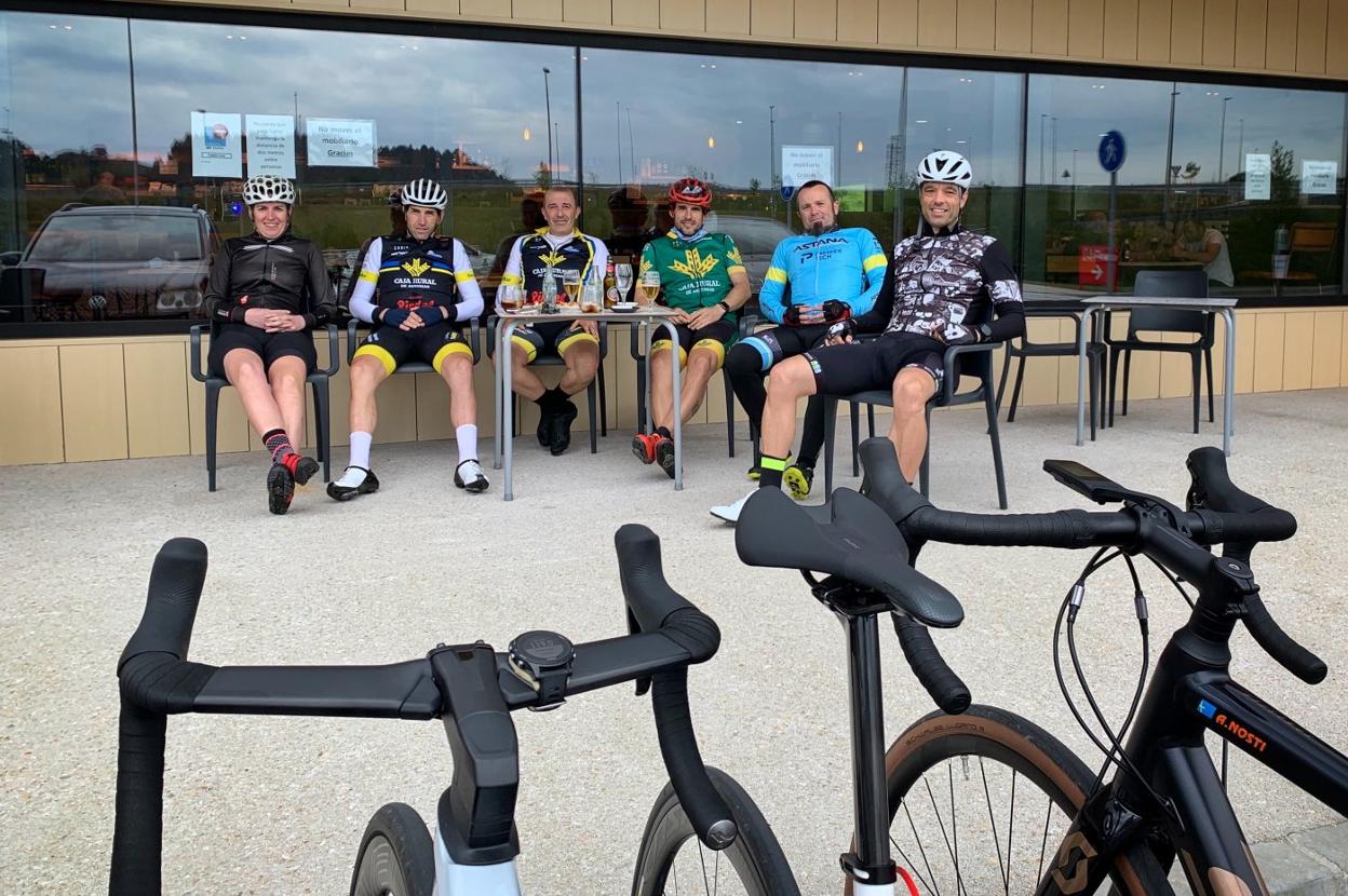Noelia Victorero, Francisco Pereda, Daniel Obeso, Rafael Sánchez, Andrés Nosti y Salvador Matarranz se recuperan tras su ruta de ayer entre La Franca y Cabezón de la Sal. 