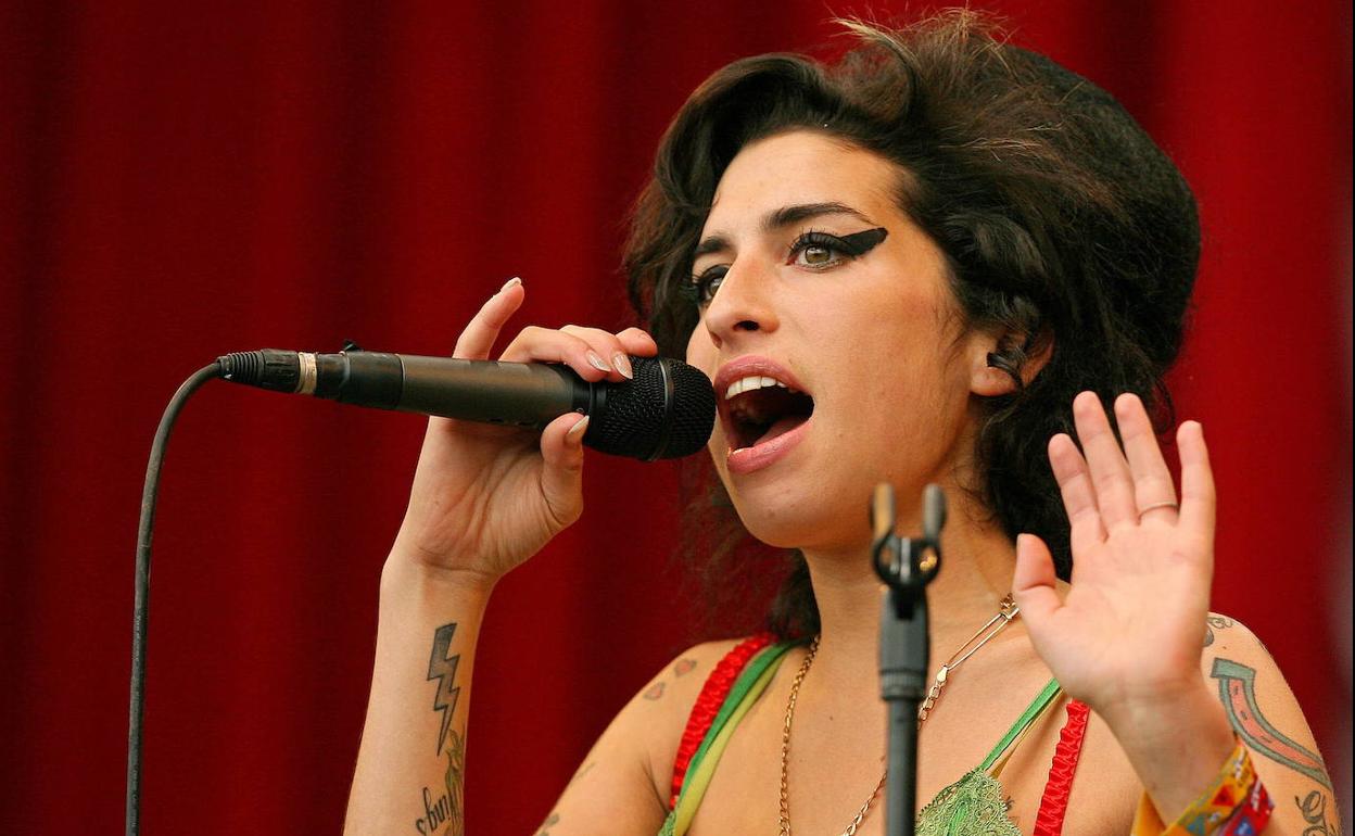 Amy Winehouse durante uno de sus conciertos