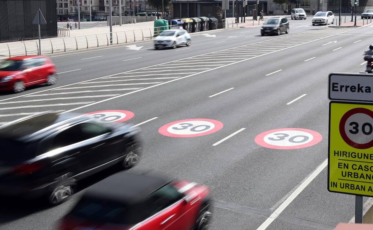 Carretera de Bilbao con la velocidad reducida a 30 kilómetros por hora. 